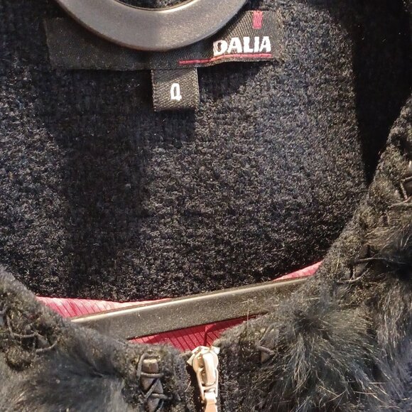 Black jacket with fake fur details by zipper, collar and cuffs. - Picture 4 of 7